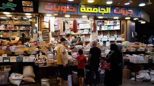 احتفالًا بعيد الفطر.. أسواق الموصل تعج بمتسوقين يشترون المكسرات