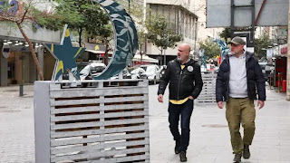 عبر إعادة تدويرها.. متطوعون في بيروت يحولون النفايات إلى زينة رمضانية