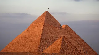 مصر.. هل قُبض على شخص حاول تركيب “دش” وتكييف على قمة أحد الأهرامات؟