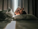 التلوث الضوئي والزهايمر.. لماذا عليك إغلاق الستائر ليلًا؟